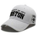 Casquette blanche avec broderie Boston et bord vieilli vue sous un angle de 45 degrés - Réglable / Blanc