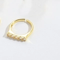 Macro detail van Franse vintage gouden open ring met sprankelende zirkoniasteentjes - Enkele Laag / Enkellaags Wit Zirconia