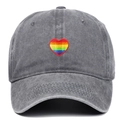Detalle del bordado de corazón arcoíris en gorra de béisbol de algodón lavado gris - Ajustable / Gris
