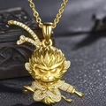 Collana con ciondolo dorato Sun Wukong con cristalli scintillanti su uno sfondo scuro - Stile 3