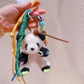 Détail d'un porte-clés panda en peluche avec collier de perles et cordon tressé coloré - 38.A2 Panda Coeur Vert
