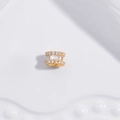 Nahaufnahme der goldenen Zylinderperle mit Zirkonia-Reihen und rechteckigen Kristallen - Gold 6mm T-Viereck Diamant Zahnrad Zwischenperle