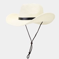 Detalle de sombrero vaquero de paja de ala ancha con cinturón negro y barboquejo - Blanco