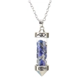 Nahaufnahme eines Glasanhängers mit blauen Steinen und gravierter Love-Metallkappe - Lapislazuli