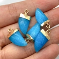 Cinque ciondoli in pietra blu a forma di peperoncino con cappucci dorati in mano - 10x20mm / Stile 1/Blu