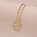 Dettaglio della collana in oro 18K con ciondolo lettera D e inserto in conchiglia - Lettera D
