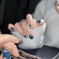 Uñas postizas azul oscuro y dorado efecto ojo de gato con diamantes 3D y perlas de lujo - Extra Pequeño (XS) / Coral Manor Trapecio Súper Corto (1206)