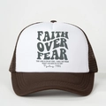 Bruine en witte trucker pet met Faith Over Fear print en ademende mesh achterkant - Eén maat / koffiekleur