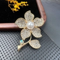 Élégante broche fleur dorée avec perles blanches et cristaux étincelants de style vintage - BZ086 Fleur de Perles Entièrement Sertie