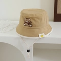 Dettaglio di un cappello da sole kaki per neonati con toppa a orsetto e laccetto - 48-50cm (1-2 anni) / Cachi Scuro