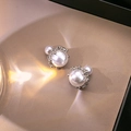 Orecchini di perle bianche con corona d'argento in una scatola di gioielli - Bianco