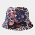 Dettaglio della stampa floreale vintage e delle cuciture su un cappello da pescatore - Blu Marino Colorblock Floreale Vintage (#17)