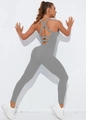 Grijze naadloze yoga bodysuit met open rug en gekruiste bandjes van sneldrogende stof - S / Grijs