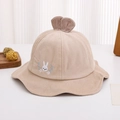 Dettaglio del cappello da sole per neonati in velluto con orecchie di coniglio 3D ricamate - 48-50cm (8 mesi - 2 anni) / Cachi