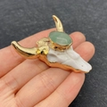 Colgante calavera de toro con gema verde y borde dorado sostenido para ver tamaño - N.º 5 - Piedra verde
