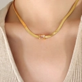 Chique gouden blade chain ketting met een heldere rechthoekige zirkoon hanger detail - Witte Zirconia Gouden Ketting (P1325)