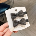 Set di due fermagli per capelli a fiocco nero con strass scuri su carta bianca - Coppia di Fermagli a Fiocco Piatto