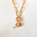 14K vergoldete Edelstahl-Büroklammerkette mit L-Anhänger und lila Stein - Buchstabe Y (XNL0079) / Gold