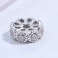 Vista macro di un ciondolo a fiore in argento con zirconi per creazione gioielli DIY - Perlina Petalo 6mm Zirconia Bianca Oro Bianco