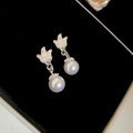Dettaglio di orecchini a fiocco con perle e zirconi in un cofanetto porta gioie nero di lusso - Orecchini di perle con fiocco / Argento (Perno in argento)