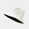 Détail d'un chapeau bob réversible en cuir PU imperméable avec extérieur blanc et intérieur noir - Taille unique / Blanc