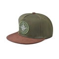 Dettaglio del cappello verde militare con visiera in camoscio marrone e ricamo bussola - Regolabile / Verde