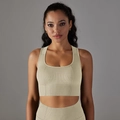 Detailed knit texture and honeycomb breathable pattern on seamless sports bra and leggings - Light Gray