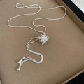 Detalle del colgante estrella de circón plateado en una elegante cadena de serpiente - Collar (HR2826HN10681) / Plateado