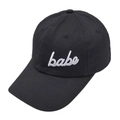 Détail de la broderie babe sur une casquette de baseball classique en coton noir - Style Babe / Noir Avec Broderie Babe