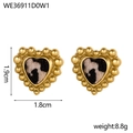 Vista macro de pendientes de corazón con estampado de leopardo y borde dorado perlado - Pendientes de Corazón de Leopardo (WE36911D0W1)