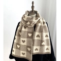 Sciarpa in maglia a quadri con motivo jacquard a cuore in crema e caffè scuro - Color Tè al Latte