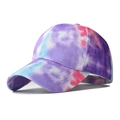 Dettaglio delle cuciture tie-dye multicolore e dei fori di ventilazione sul cappello in cotone - Regolabile / Viola