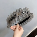 Detailaufnahme von grauem Rüschen-Haarreif mit luxuriöser Strass-Schmetterling-Verzierung - Rauchgrau Schmetterling