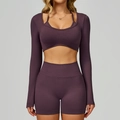Detailopname van een paarse naadloze sportset met top met lange mouwen en strakke short - S / Pruim Paars