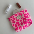 Rosa Canvas-Einkaufstasche mit Leopardenmuster und Etikett auf weißem Hintergrund - Rosa Leopard Kosmetiktasche/Beutel