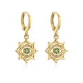 Dettaglio di orecchini malocchio placcati oro 18 carati con stella e cristalli verdi - Stile Stella Ottagonale Malocchio (42582)