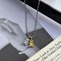 Collar de cadena de bolas de acero titanio con colgantes de oso de plata y espejo dorado - Colgante Doble / Cadena de Bolas / Circón Plateado y Oso de Oro Brillante