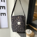 Vintage-Tragetasche aus dunklem Canvas mit gelben Blumen und Marken-Stoffetikett - Schwarz Aprikose Kleine Umhängetasche / Schwarz Gelb Floral