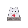 Épingle émaillée chat blanc avec pomme et texte humoristique An apple a day you die anyway - Chat Humour Pomme-AN APPLE A DAY YOU DIE ANYWAY(QHXZ893)