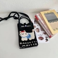 Vue détaillée du sac à téléphone en tricot avec motif chat mignon et texte tissé - Chat Marchant Noir (Sac de Téléphone)