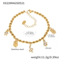 Detailaufnahme des goldenen Bambuskettenarmbands mit Tieranhängern und Zirkon - Gold DIY Charm-Armband (Eule/Schlange/Katze)