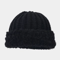 Détail d'un bonnet en tricot noir avec revers en fausse fourrure pour la chaleur hivernale - Taille unique / Noir