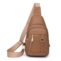 Sac de poitrine en cuir marron avec zips dorés et bandoulière à motifs variés - Kaki