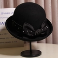 Elegante sombrero cloche de lana negra con lazo de satén y perlas en soporte metálico - M (56-58cm) / Negro