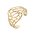 Detailweergave van de gouden roestvrijstalen armband met holle netstructuur en getextureerd oppervlak - Holle Gaasstijl