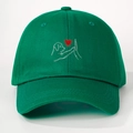 Dettaglio cappellino verde con ricamo zampa di cane e cuore rosso ricamato sul fronte - Taglia unica / verde oliva