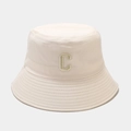 Détail de la broderie de la lettre C sur le chapeau bob en coton beige pour femmes - M (56-58cm) / Beige