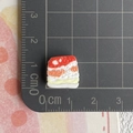 Miniatur-Lebensmittelmodell aus Harz Größenmessung eines kleinen Schichtkuchens auf Matte - Schweinebauch Fleisch