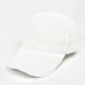 Detalle de textura de gorra blanca de felpa con rayas verticales y acabado de piel sintética - Ajustable / Blanco