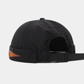 Detalle de correa ajustable y parche de logo naranja en el gorro docker negro ripstop - Negro